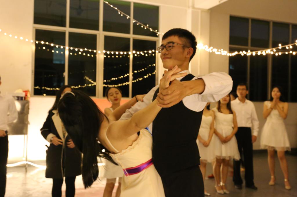 绿精灵摩登队员们为大家教授简单的摩登舞步,为接下来的浪漫共舞环节做准备