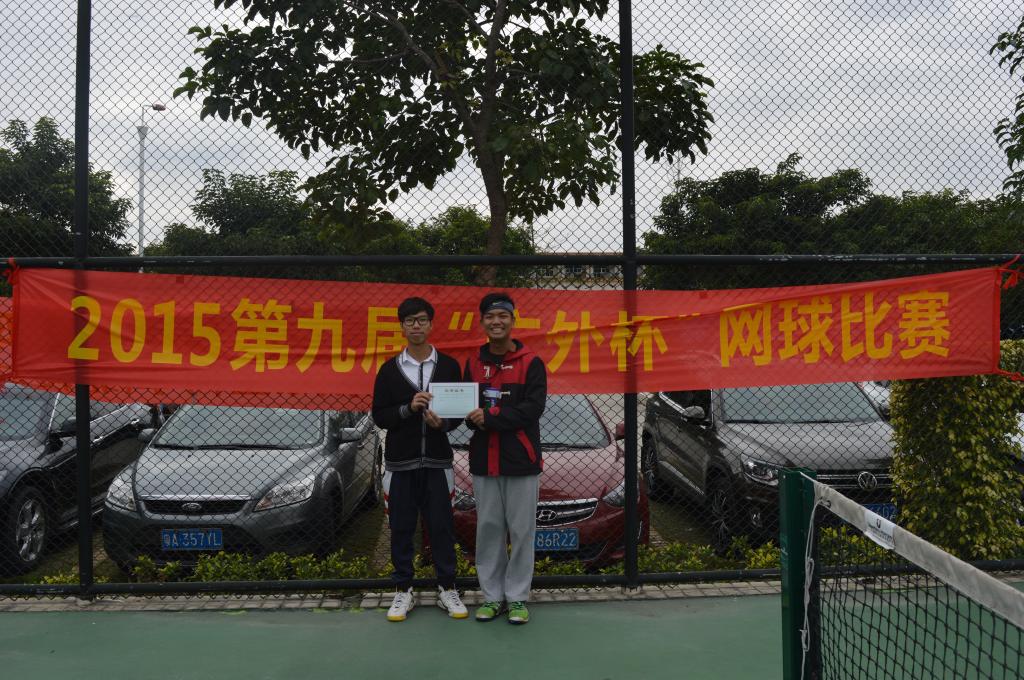 选手领取奖状、奖品