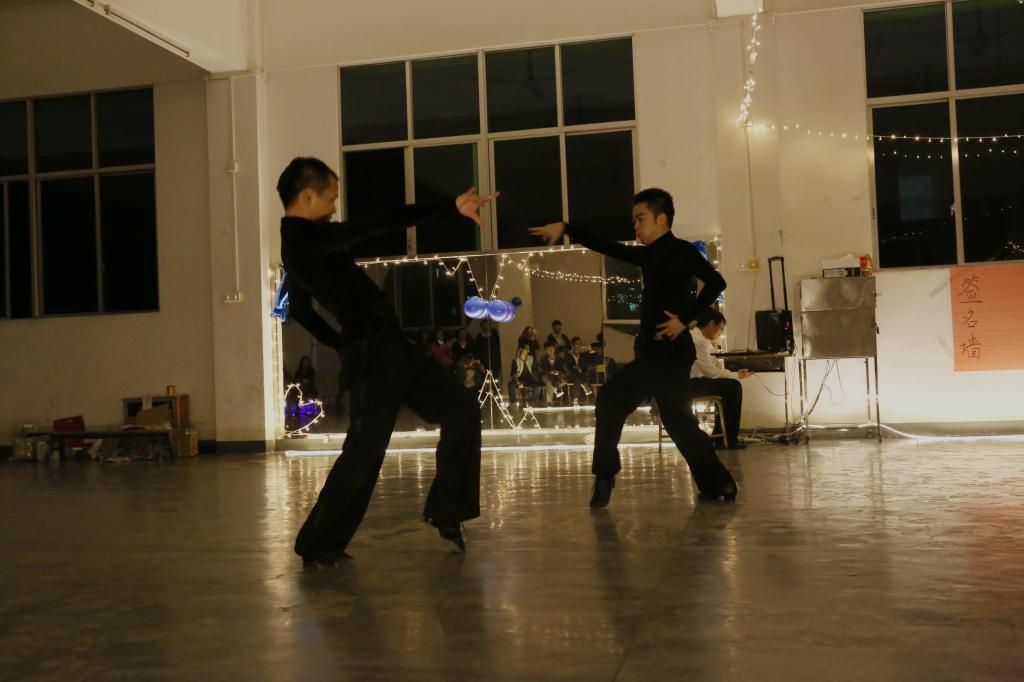 绿精灵校友为大家带来的精彩演出