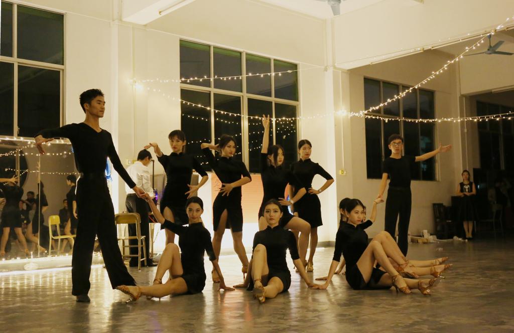 绿精灵拉丁舞队为大家带来了精彩的开场舞——《dance with me》