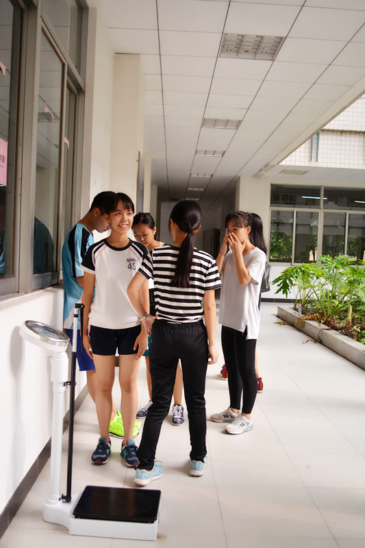 喜欢看妹子笑啊,洋溢整个夏天的青春。