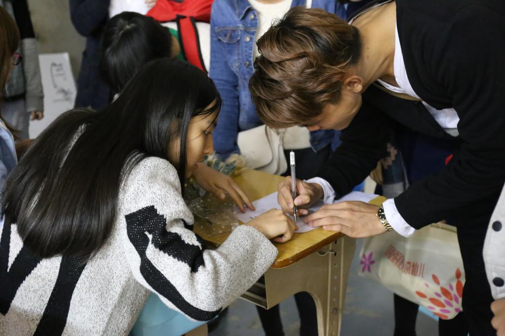 六点四十五分,嘉宾、同学们陆续进场