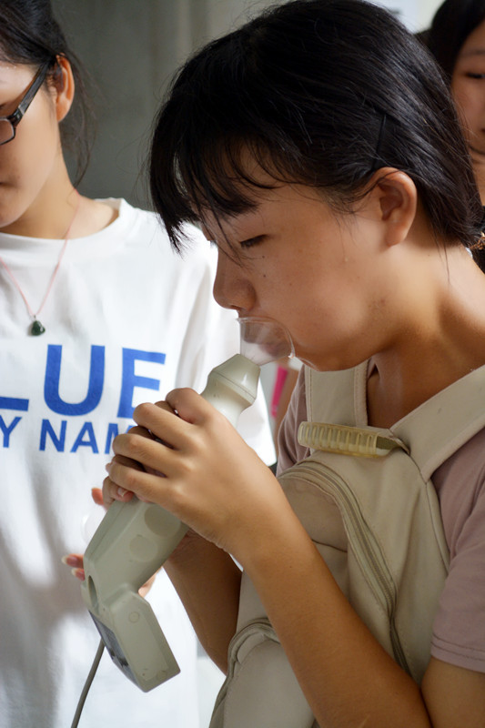 帮助老师们的同学也非常可爱耐心在指导同学们,通常听到欢呼和感叹声就知道一定又出了一个“大肺王”。