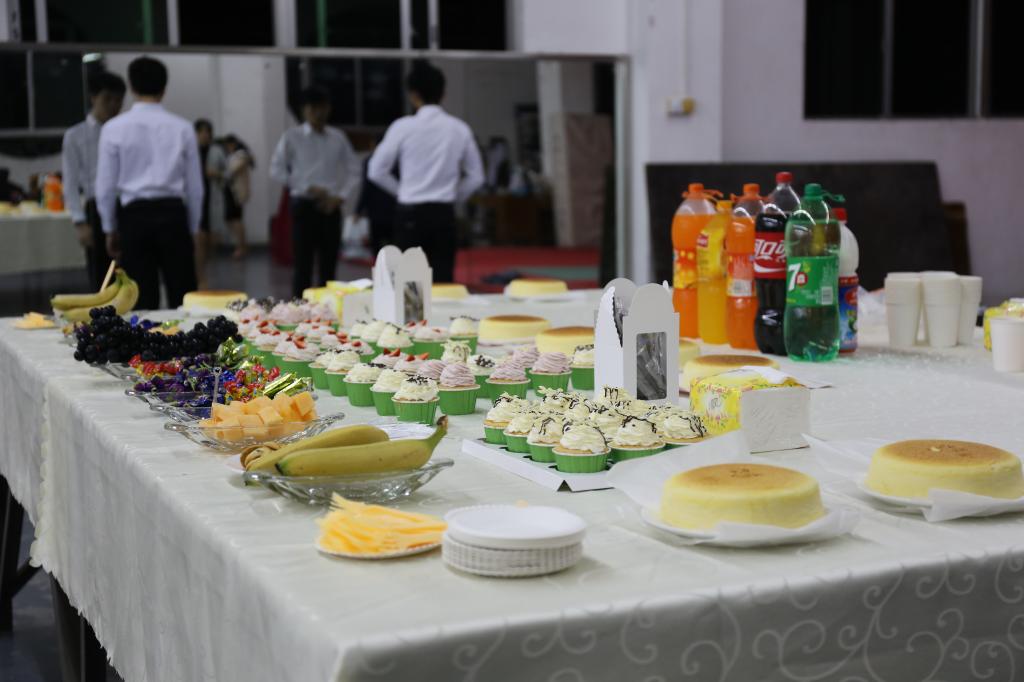 舞会现场还提供纸杯蛋糕、曲奇饼干、千层、水果等点心