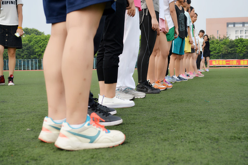 准备活动中,“1到20号的宝宝们去寄红腰带!其他宝宝等一下穿蓝色的背心。”