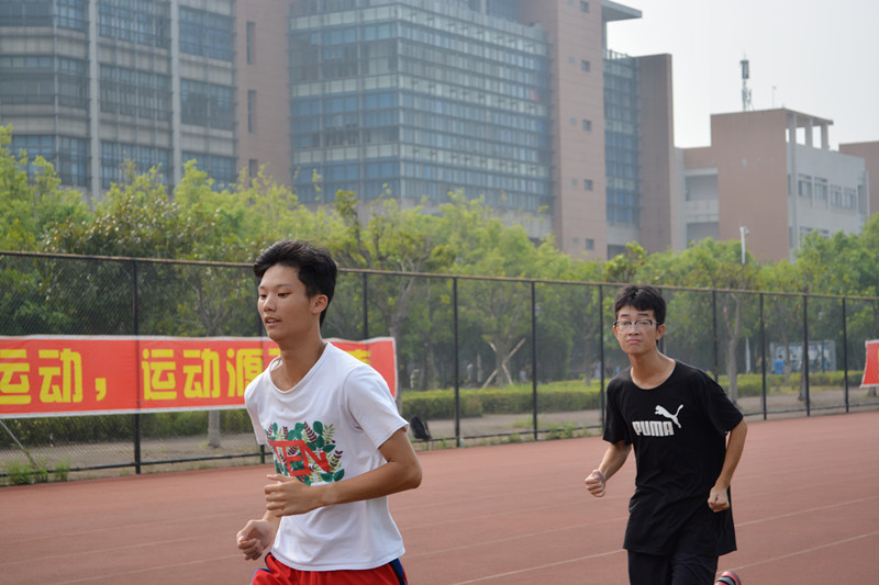 生命在于运动,最后一张图的小哥我已经感受到了你的眼神。