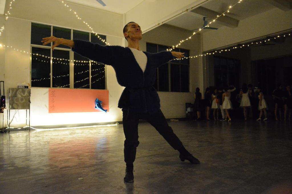 校外专业舞者为大家表演