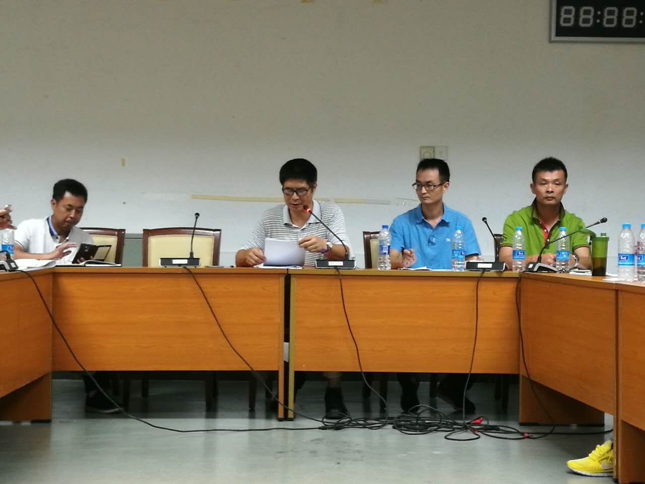 党总支书记李旭武宣读文件