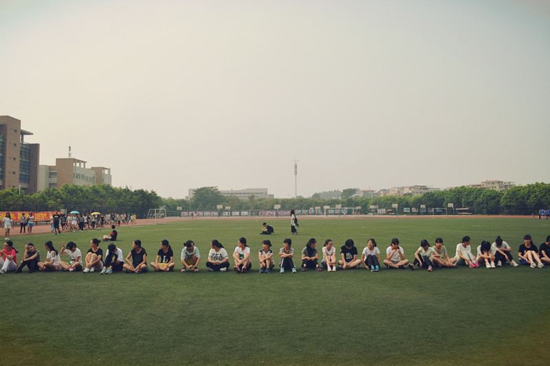 排排坐吃果果,私心很喜欢这张,P成了后青春的模样。绿球场红跑道,体测是苦,相处是甜。