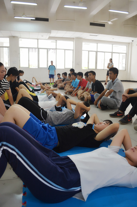 妹子们都很猛,蓄势待发的倔强模样真是燃着青春的正能量。