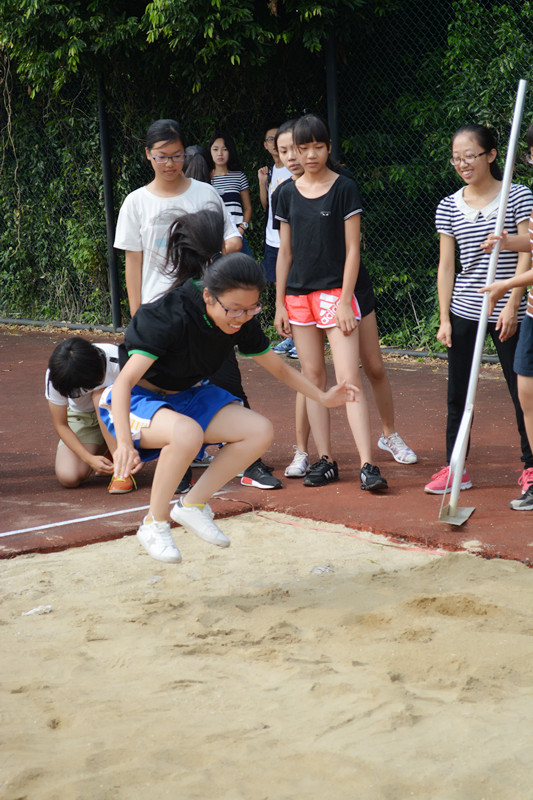太多太多你们的样子了,年轻的时候总有很多让我们大喊苦逼的事情,但回过头来发现正是这些让你的青春有了意义,有了可以用来回忆的素材。当然了,明年的体测,大家照样会哭天,照样会喊地,照样会流汗,照样会晒黑,不变的是大家活力的步伐,共同踩着交响曲,迈向更好的明天。